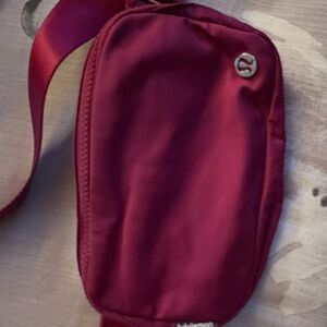 Lululemon medium sized belt bag - color berry